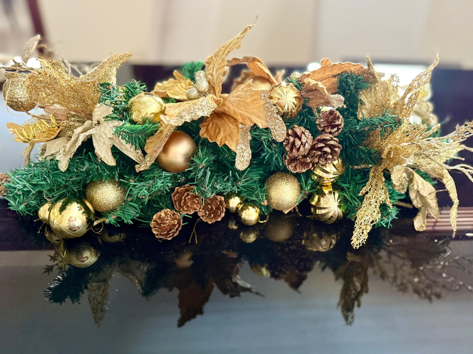 Arranjo de mesa natalino dourado