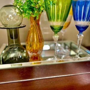 Bandeja com taças coloridas